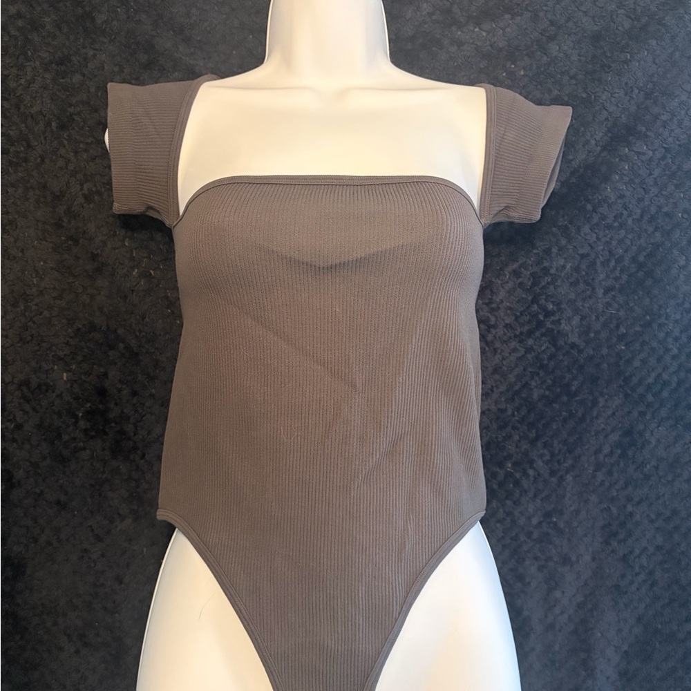 Pretty Little Thing Charcoal Rib Cut Out Short Sleeve Bodysuit - Picture 5 of 7